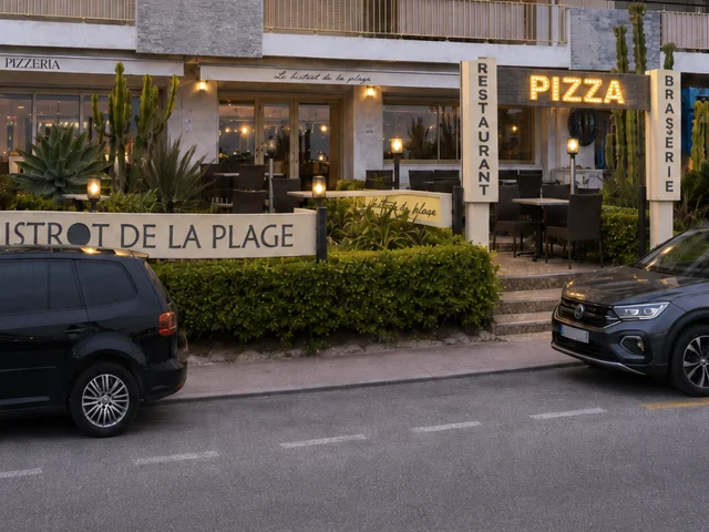 La terrasse du bistrot éclairée au crépuscule